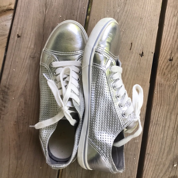 Silver shoes - Picture 2 of 2